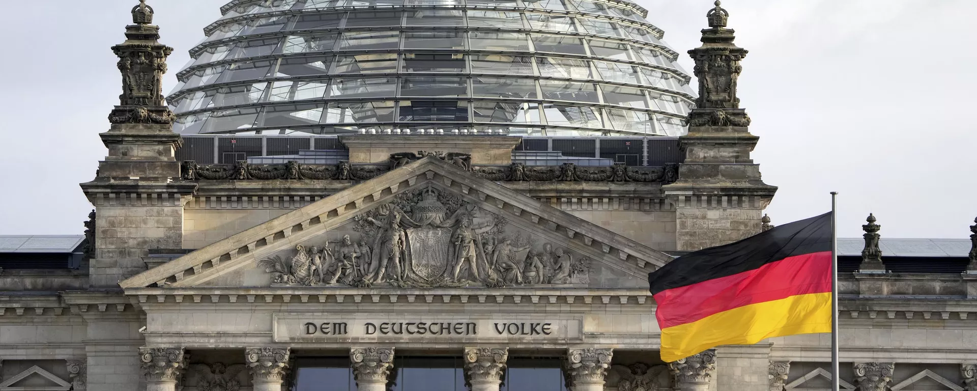 Uma bandeira nacional da Alemanha tremula em frente ao edifício do Reichstag, sede do Parlamento federal alemão Bundestag, em Berlim - Sputnik Brasil, 1920, 23.08.2024