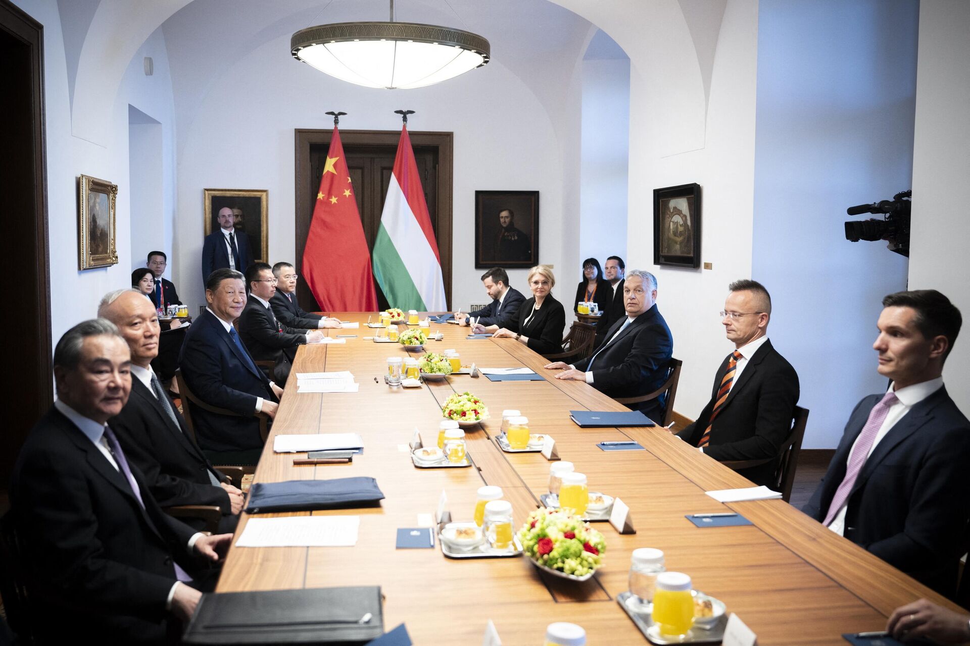Reunião das delegações da China (à esquerda), capitaneada pelo presidente Xi Jinping, e da Hungria, do primeiro-ministro Viktor Orbán, durante visita chinesa ao país europeu. Budapeste, Hungria, 9 de maio de 2024 - Sputnik Brasil, 1920, 09.05.2024