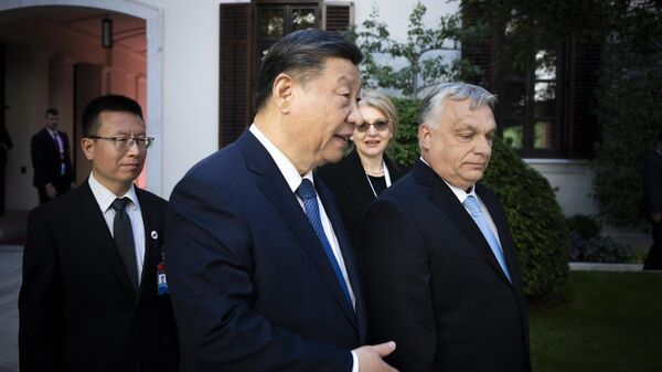 O presidente da China, Xi Jinping, conversa com o primeiro-ministro da Hungria, Viktor Orbán, antes de suas conversas oficiais no Mosteiro Carmelita, sede do governo húngaro, em Budapeste. Hungria, 9 de maio de 2024 - Sputnik Brasil