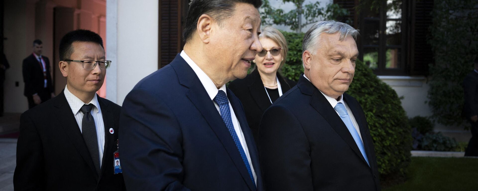 O presidente da China, Xi Jinping, conversa com o primeiro-ministro da Hungria, Viktor Orbán, antes de suas conversas oficiais no Mosteiro Carmelita, sede do governo húngaro, em Budapeste. Hungria, 9 de maio de 2024 - Sputnik Brasil, 1920, 09.05.2024