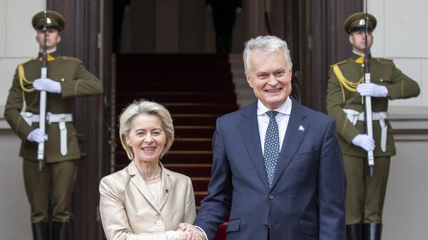 O presidente da Lituânia, Gitanas Nauseda, e a presidente da Comissão Europeia, Ursula von der Leyen, se encontram no palácio presidencial em Vilnius, a frente de eleições no país. Lituânia, 9 de maio de 2024 - Sputnik Brasil