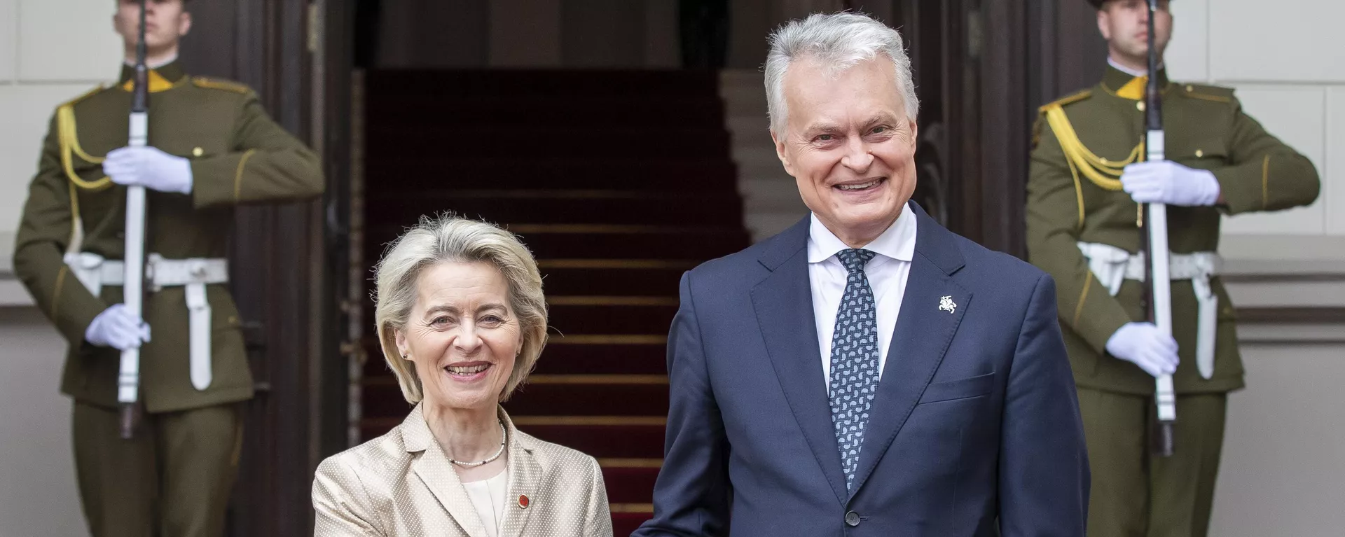 O presidente da Lituânia, Gitanas Nauseda, e a presidente da Comissão Europeia, Ursula von der Leyen, se encontram no palácio presidencial em Vilnius, a frente de eleições no país. Lituânia, 9 de maio de 2024 - Sputnik Brasil, 1920, 09.05.2024