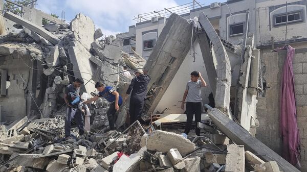 Palestinos observam a destruição após um ataque aéreo israelense em Rafah. Faixa de Gaza, 29 de abril de 2024 - Sputnik Brasil