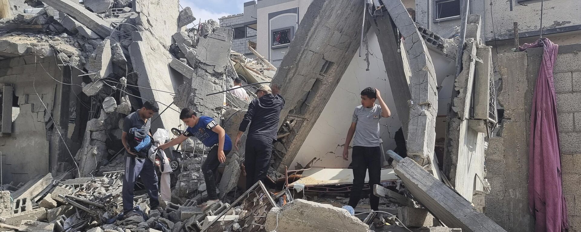 Palestinos observam a destruição após um ataque aéreo israelense em Rafah. Faixa de Gaza, 29 de abril de 2024 - Sputnik Brasil, 1920, 09.05.2024