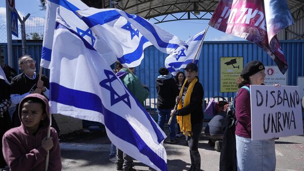 Israelenses bloqueiam a entrada da UNRWA, a principal agência da ONU que fornece ajuda na Faixa de Gaza, durante um protesto. Jerusalém, 20 de março de 2024 - Sputnik Brasil