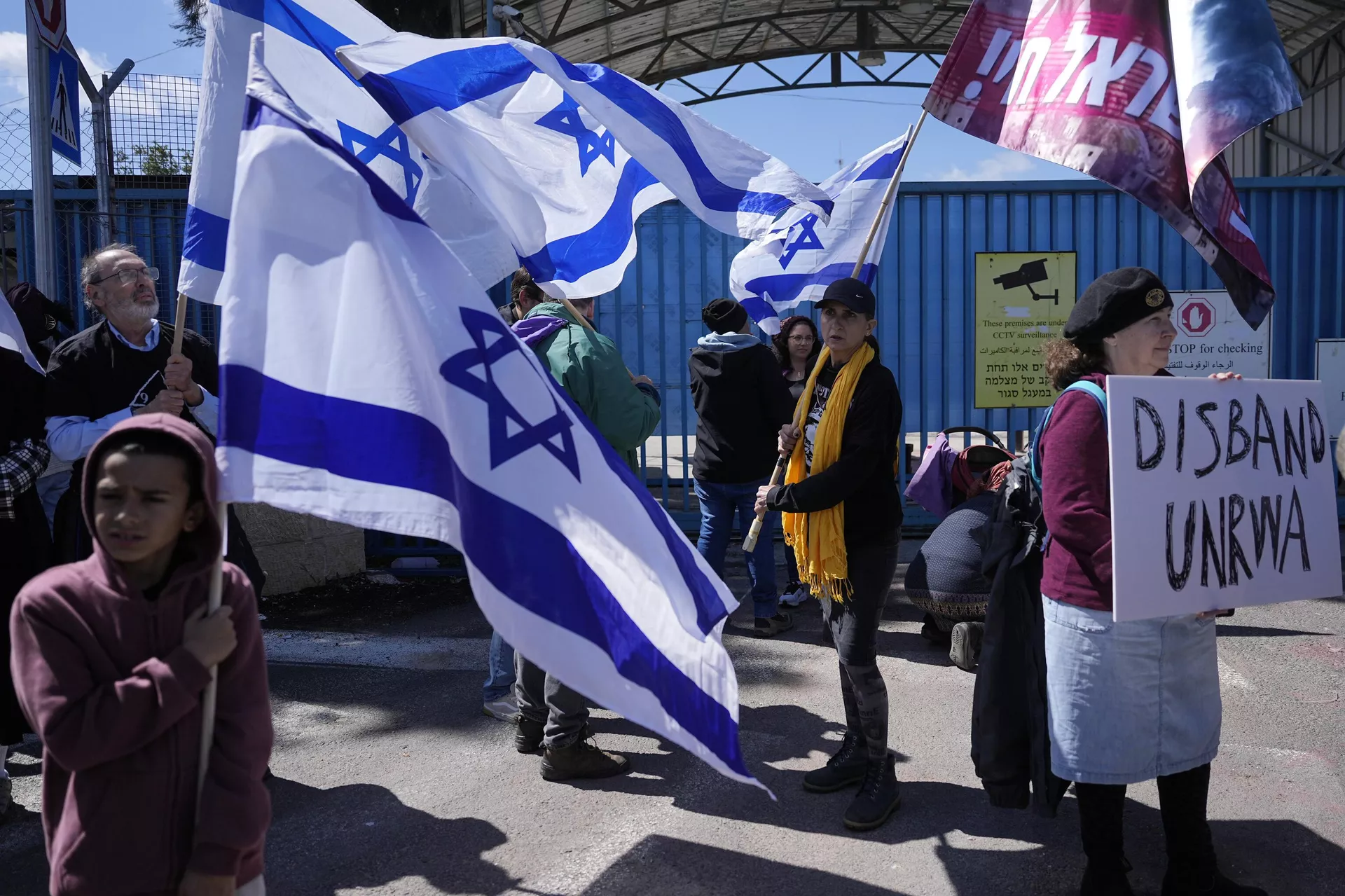 Israelenses bloqueiam a entrada da UNRWA, a principal agência da ONU que fornece ajuda na Faixa de Gaza, durante um protesto em Jerusalém, 20 de março de 2024 - Sputnik Brasil, 1920, 19.09.2025