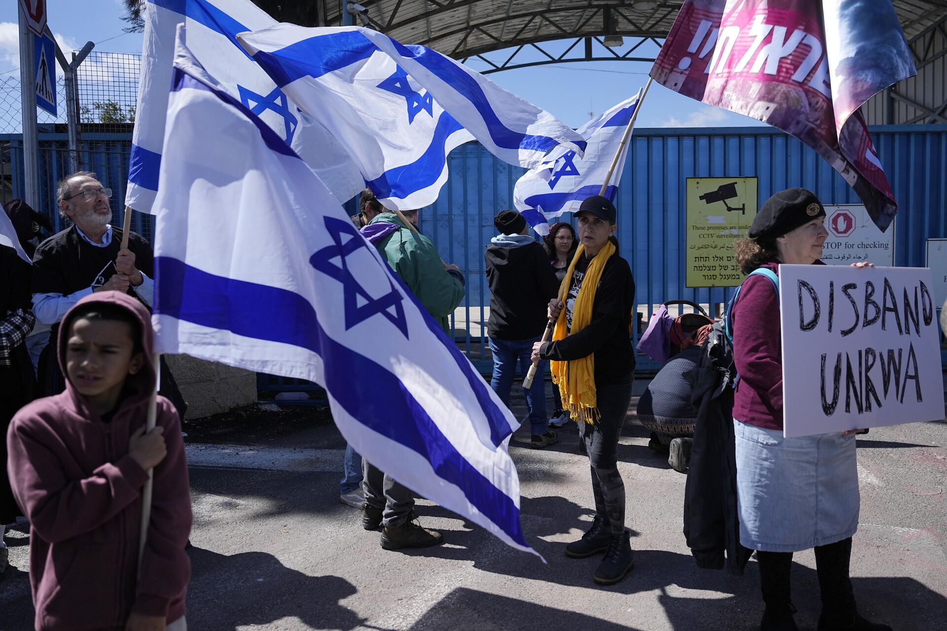 Israelenses bloqueiam a entrada da UNRWA, a principal agência da ONU que fornece ajuda na Faixa de Gaza, durante um protesto em Jerusalém, 20 de março de 2024