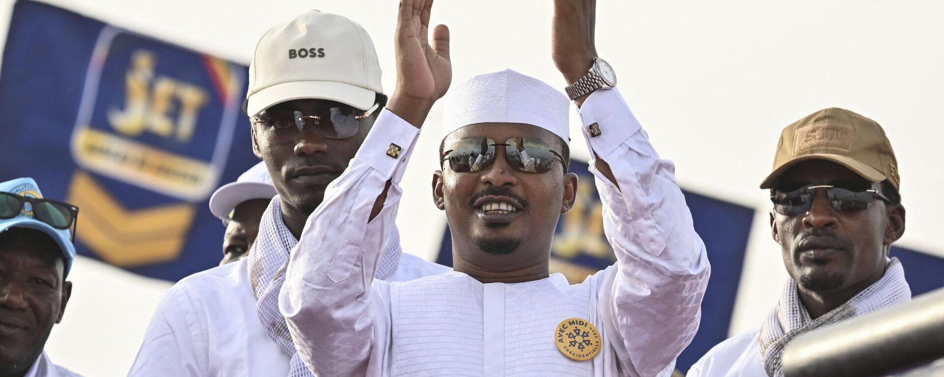 Mahamat Idriss Déby Itno fala com a multidão no último comício final da campanha eleitoral. N'Djamena, 4 de maio de 2024 - Sputnik Brasil, 1920, 09.05.2024
