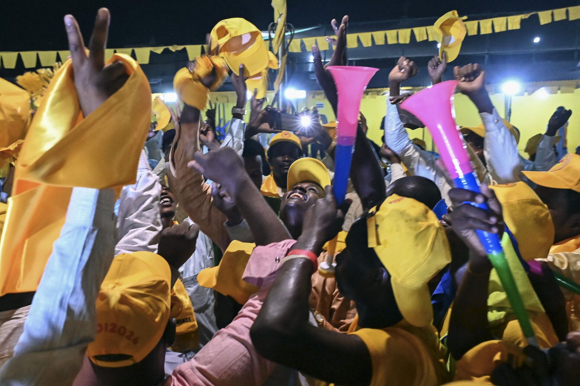 Apoiadores de Mahamat Idriss Déby Itno celebram sua vitória eleitoral em N'Djamena em 9 de maio de 2024 - Sputnik Brasil, 1920, 09.05.2024
