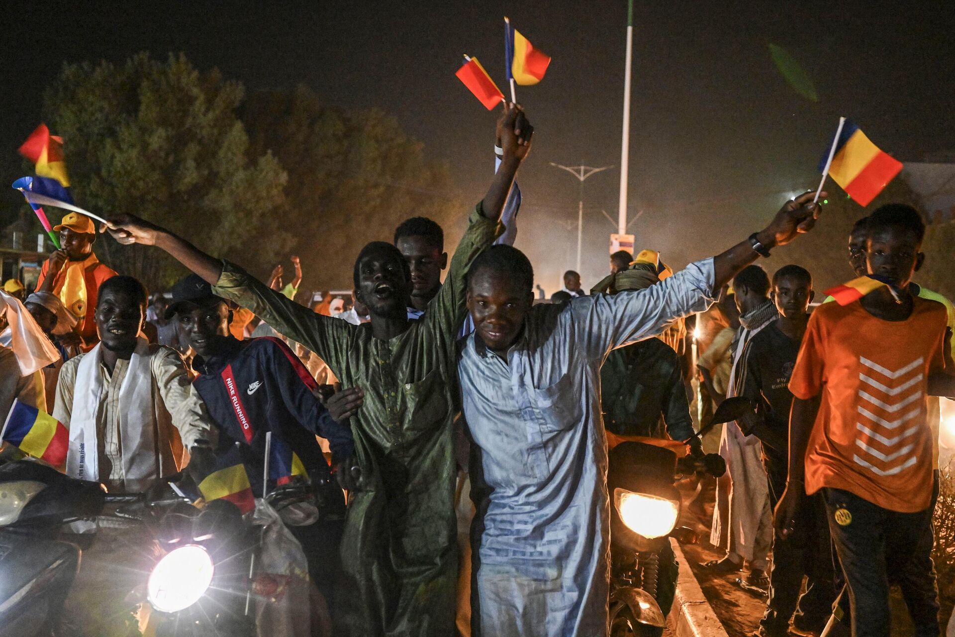 Apoiadores de Mahamat Idriss Déby Itno comemoram a vitória do candidato em N'Djamena em 9 de maio de 2024 - Sputnik Brasil, 1920, 09.05.2024