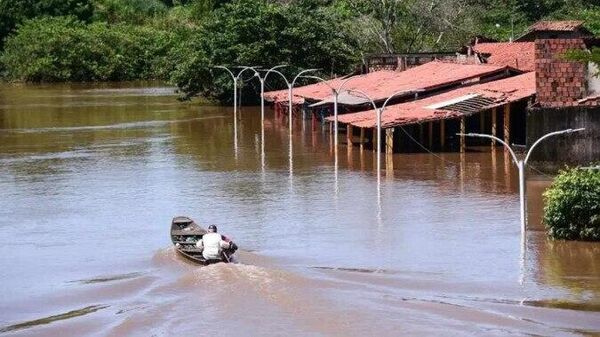 Água invade ruas e casas no Maranhão e morador usa barco para transitar pela região - Sputnik Brasil