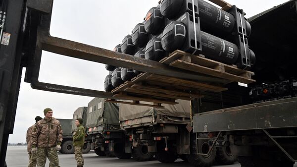 Militares ucranianos carregam um caminhão com o Javelin FGM-148, míssil antitanque portátil norte-americano fornecido pelos EUA à Ucrânia como parte de um apoio militar, após sua entrega no aeroporto Borispol de Kiev, 11 de fevereiro de 2022 - Sputnik Brasil