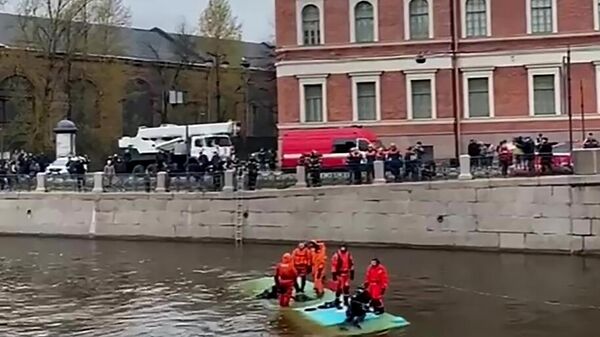 Equipe de emergência trabalha no local de um acidente de ônibus na ponte Potseluev, no rio Moika, em São Petersburgo. Rússia, 10 de maio de 2024 - Sputnik Brasil