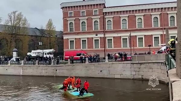 Equipe de emergência trabalha no local de um acidente de ônibus da ponte Potseluev no rio Moika, em São Petersburgo, Rússia, 10 de maio de 2024 - Sputnik Brasil