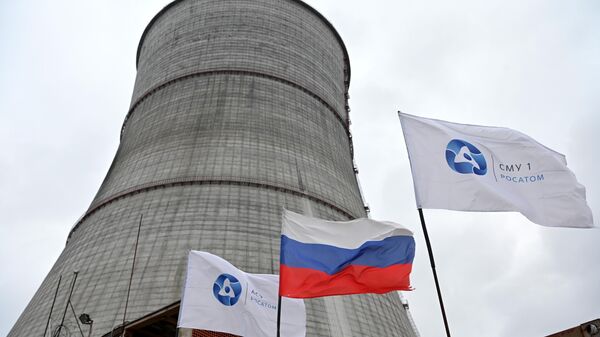 Uma bandeira nacional russa e bandeiras com o logotipo da Rosatom tremulam no canteiro de obras de uma torre de resfriamento na usina nuclear Kursk II, perto da vila de Makarovka, nos arredores de Kurchatov, região de Kursk - Sputnik Brasil