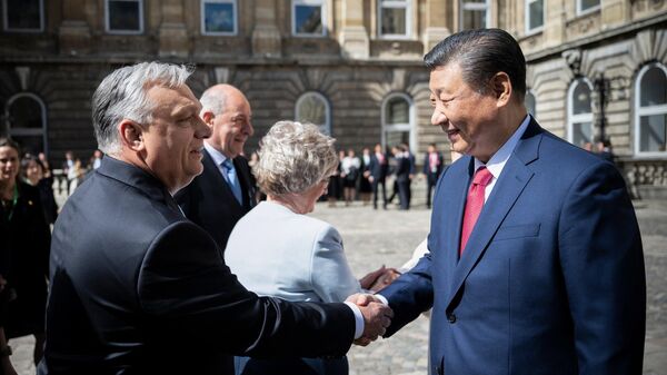 O presidente chinês, Xi Jinping (D), aperta a mão do primeiro-ministro húngaro, Viktor Orbán (E), antes de uma cerimônia de boas-vindas no Castelo de Buda, em Budapeste, Hungria, 9 de maio de 2024 - Sputnik Brasil