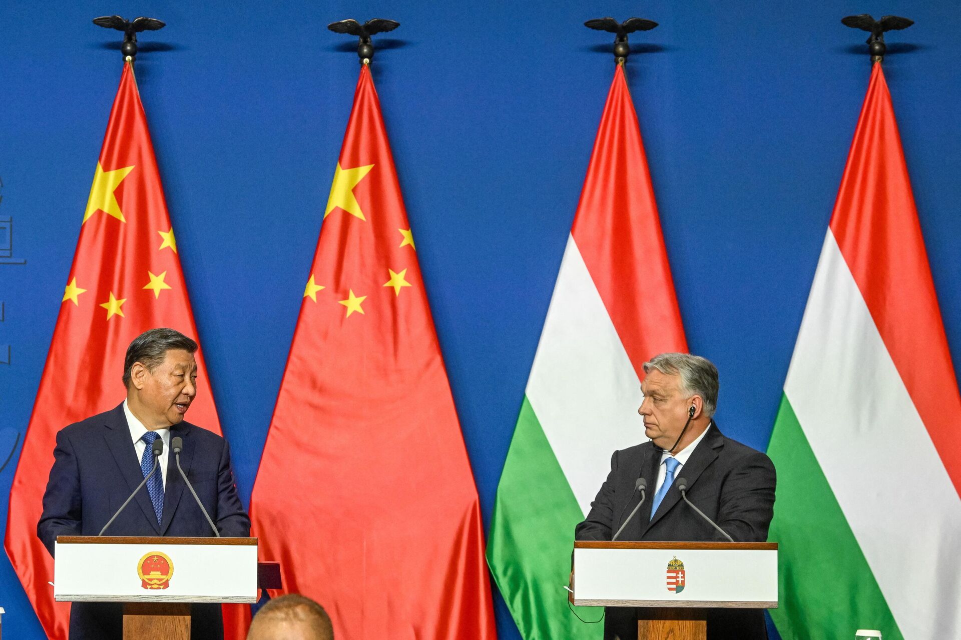 O presidente chinês, Xi Jinping, e o primeiro-ministro húngaro, Viktor Orbán, fazem uma declaração conjunta em Budapeste. Hungria, 9 de maio de 2024 - Sputnik Brasil, 1920, 10.05.2024