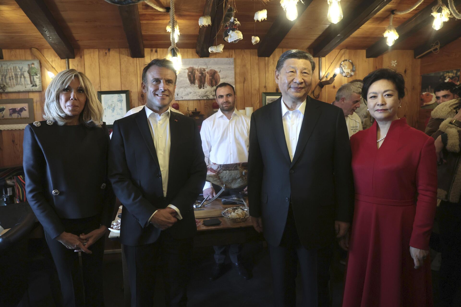 O presidente chinês, Xi Jinping, e sua esposa, Peng Liyuan (à direita), e o presidente francês, Emmanuel Macron, e sua esposa, Brigitte Macron, posam em um restaurante, em 7 de maio de 2024 - Sputnik Brasil, 1920, 10.05.2024