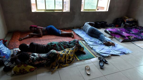 Pacientes acometidos pela febre de Lassa deitados no Instituto de Pesquisa e Controle da Febre de Lassa, no Hospital de Ensino Especializado de Irrua, no estado de Edo, centro-oeste da Nigéria, em março de 2018 - Sputnik Brasil
