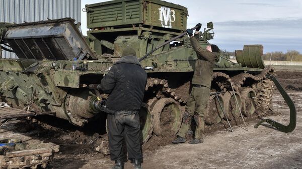 Soldados de batalhão de reparação do agrupamento de tropas russo Vostok (Leste) consertam e modernizam tanque da operação especial - Sputnik Brasil