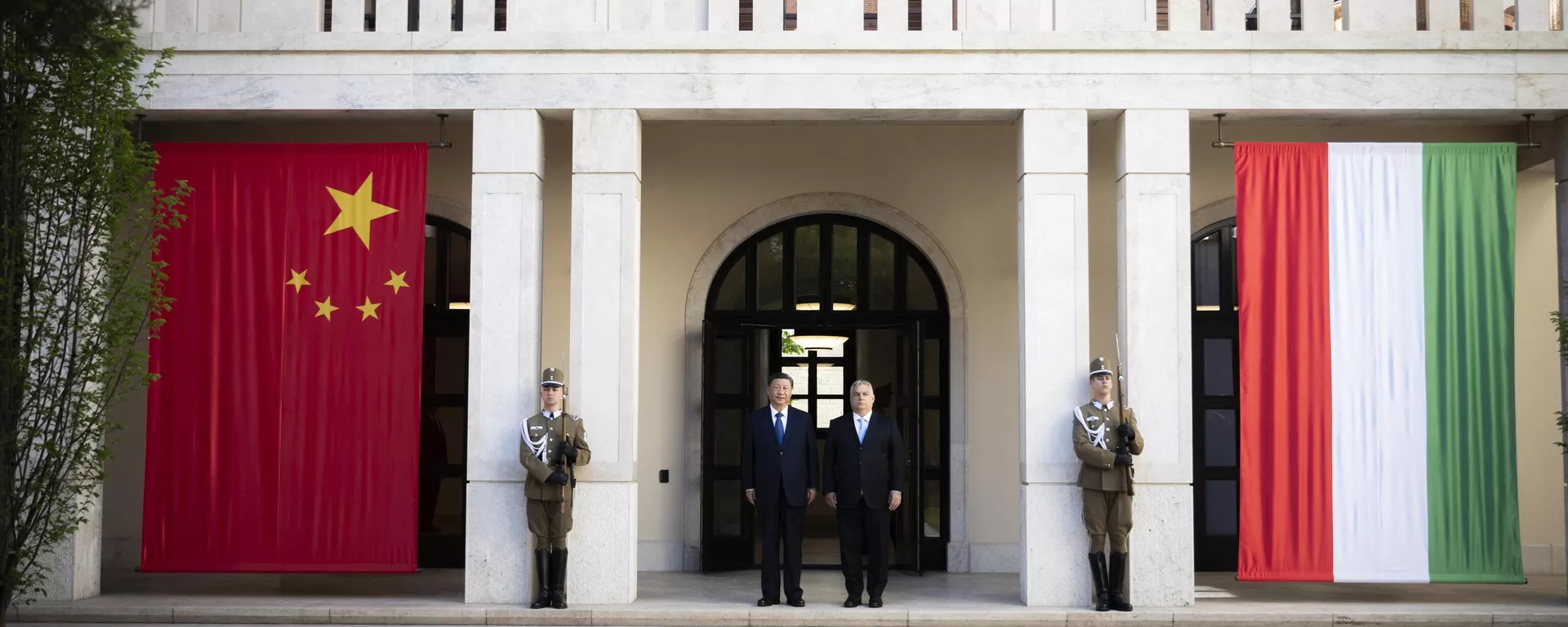 Xi Jinping, presidente da China (centro à esquerda), e Viktor Orbán, primeiro-ministro húngaro (centro à direita), no bairro do Castelo de Buda em Budapeste, Hungria, 8 de maio de 2024 - Sputnik Brasil, 1920, 11.05.2024