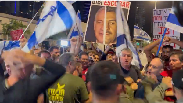 Manifestantes protestem contra o governo israelense no Centro de Tel Aviv. - Sputnik Brasil