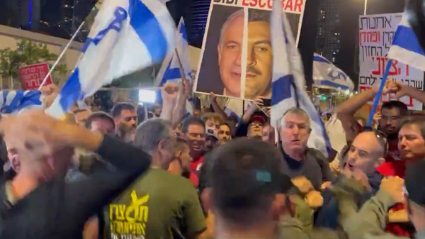Manifestantes protestam contra o governo israelense no centro de Tel Aviv, em Israel - Sputnik Brasil