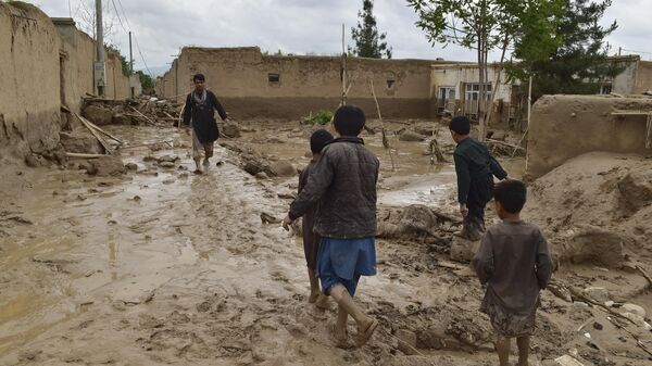Moradores em meio às ruas com lama e casas destruídas pelas fortes enchentes que afetam o Afeganistão. Baghlan, 11 de maio de 2024 - Sputnik Brasil