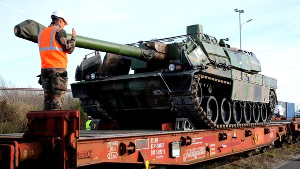 Soldados franceses carregam o tanque de batalha principal (MBT, na sigla em inglês) francês Leclerc em um trem na base militar de Mourmelon-le-Grand, nordeste da França, 8 de novembro de 2022 - Sputnik Brasil