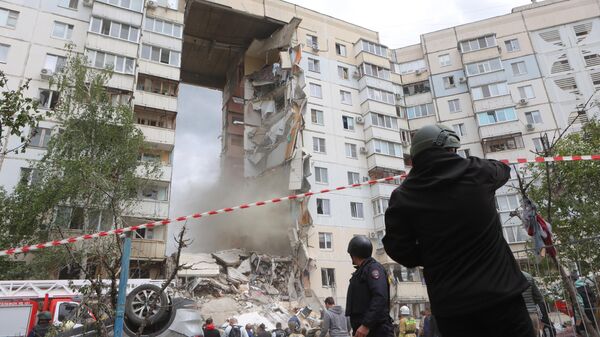 Equipes de emergência atuam nos escombros após prédio ser atingido por bombardeio ucraniano. Belgorod, 12 de maio de 2024 - Sputnik Brasil