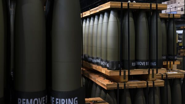 Projéteis de artilharia M795 de 155 mm são armazenados para envio a outras instalações para completar o processo de fabricação na Fábrica de Munições do Exército de Scranton em Scranton, Pensilvânia, 13 de abril de 2023 - Sputnik Brasil