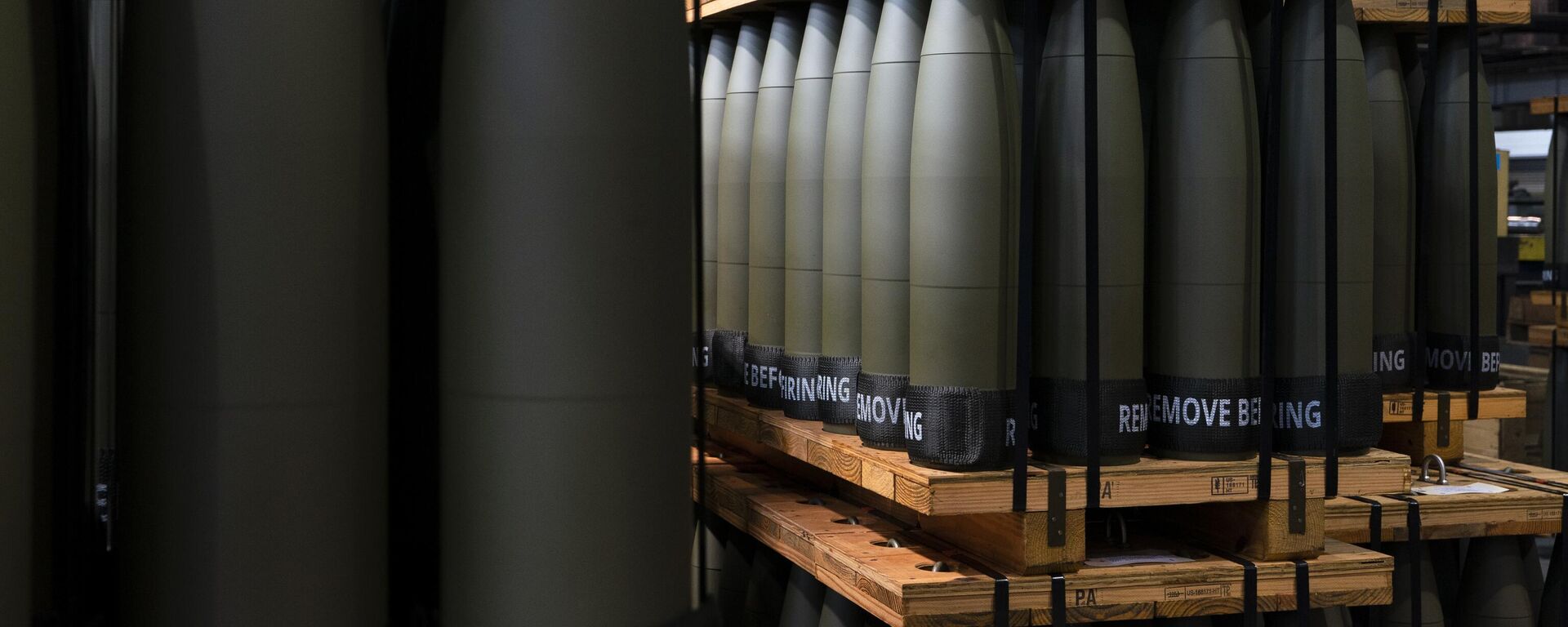 Projéteis de artilharia M795 de 155 mm são armazenados para envio a outras instalações para completar o processo de fabricação na Fábrica de Munições do Exército de Scranton em Scranton, Pensilvânia, 13 de abril de 2023 - Sputnik Brasil, 1920, 09.02.2026