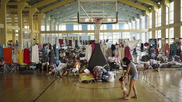 Moradores de Canoas (RS) descansam em um ginásio convertido em abrigo para pessoas cujas casas foram inundadas, 8 de maio ode 2024 - Sputnik Brasil