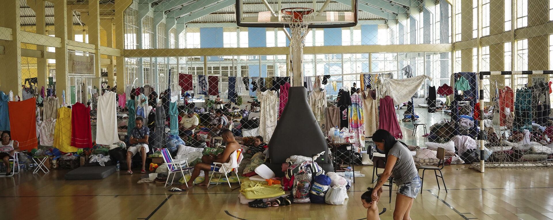 Moradores de Canoas (RS) descansam em um ginásio convertido em abrigo para pessoas cujas casas foram inundadas, 8 de maio de 2024 - Sputnik Brasil, 1920, 15.05.2024