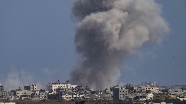 Fumaça sobe após um bombardeio israelense na Faixa de Gaza, em 13 de maio de 2024 - Sputnik Brasil