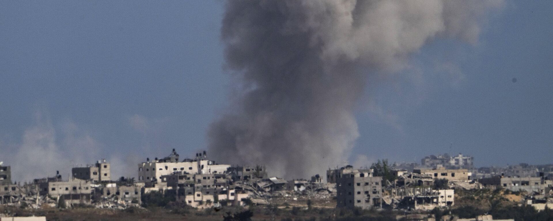 Fumaça sobe após um bombardeio israelense na Faixa de Gaza, em 13 de maio de 2024 - Sputnik Brasil, 1920, 08.07.2024