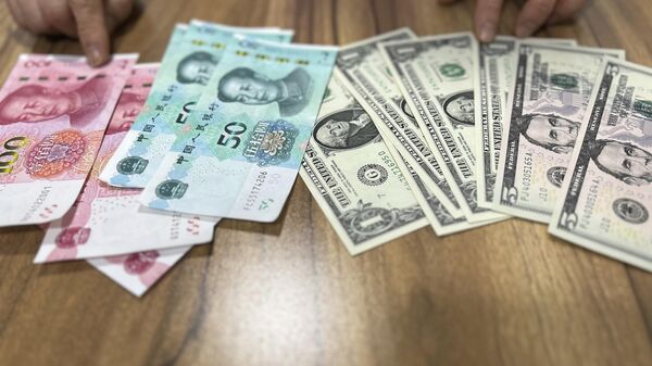 Notas de dólares americanos e yuans - Sputnik Brasil