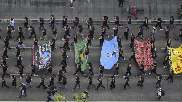 Vista aérea de familiares das vítimas do caso Ayotzinapa e estudantes participando de uma marcha para exigir justiça no caso do desaparecimento de 43 estudantes da escola de formação de professores de Ayotzinapa, que ocorreu em 2014. Cidade do México, 26 de abril de 2024 - Sputnik Brasil