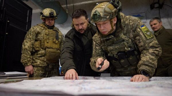 O presidente ucraniano Vladimir Zelensky e o coronel-general Aleksandr Syrsky visitando um posto de comando em Kupyansk, região da Cracóvia, 30 de novembro de 2023 - Sputnik Brasil