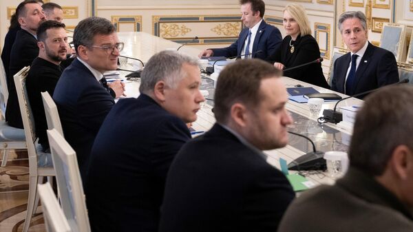 O presidente da Ucrânia, Vladimir Zelensky, o ministro das Relações Exteriores da Ucrânia, Dmytri Kuleba, o secretário de Estado dos EUA, Antony Blinken, e membros das delegações aguardam para iniciar uma reunião em Kiev em 14 de maio de 2024 - Sputnik Brasil
