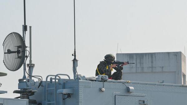Um soldado armado fica alerta em um lançador de mísseis durante o exercício do Ministério da Defesa Nacional no porto naval de Zuoying, em 31 de janeiro de 2024 - Sputnik Brasil