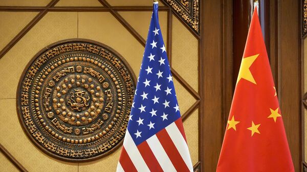 Bandeiras dos EUA e da China em uma sala onde o secretário de Estado dos EUA, Antony Blinken, se reúne com o ministro de Segurança Pública da China, Wang Xiaohong, na Diaoyutai State Guesthouse, 26 de abril de 2024, em Pequim, China - Sputnik Brasil