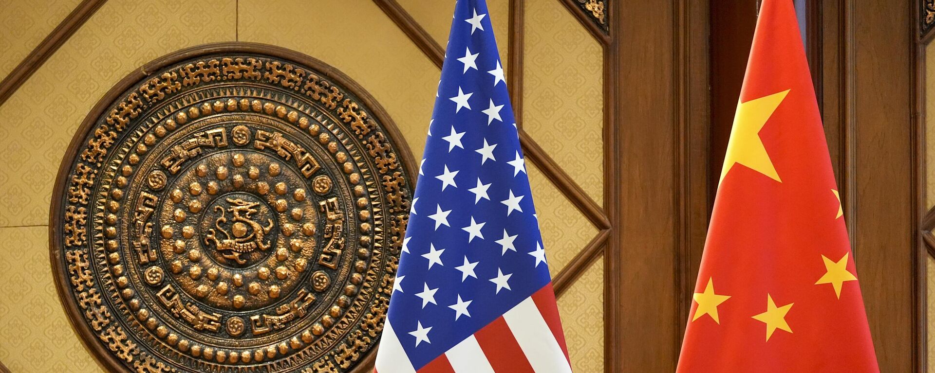 Bandeiras dos EUA e da China em uma sala onde o secretário de Estado dos EUA, Antony Blinken, se reúne com o ministro de Segurança Pública da China, Wang Xiaohong, na Diaoyutai State Guesthouse, 26 de abril de 2024, em Pequim, China - Sputnik Brasil, 1920, 14.05.2024