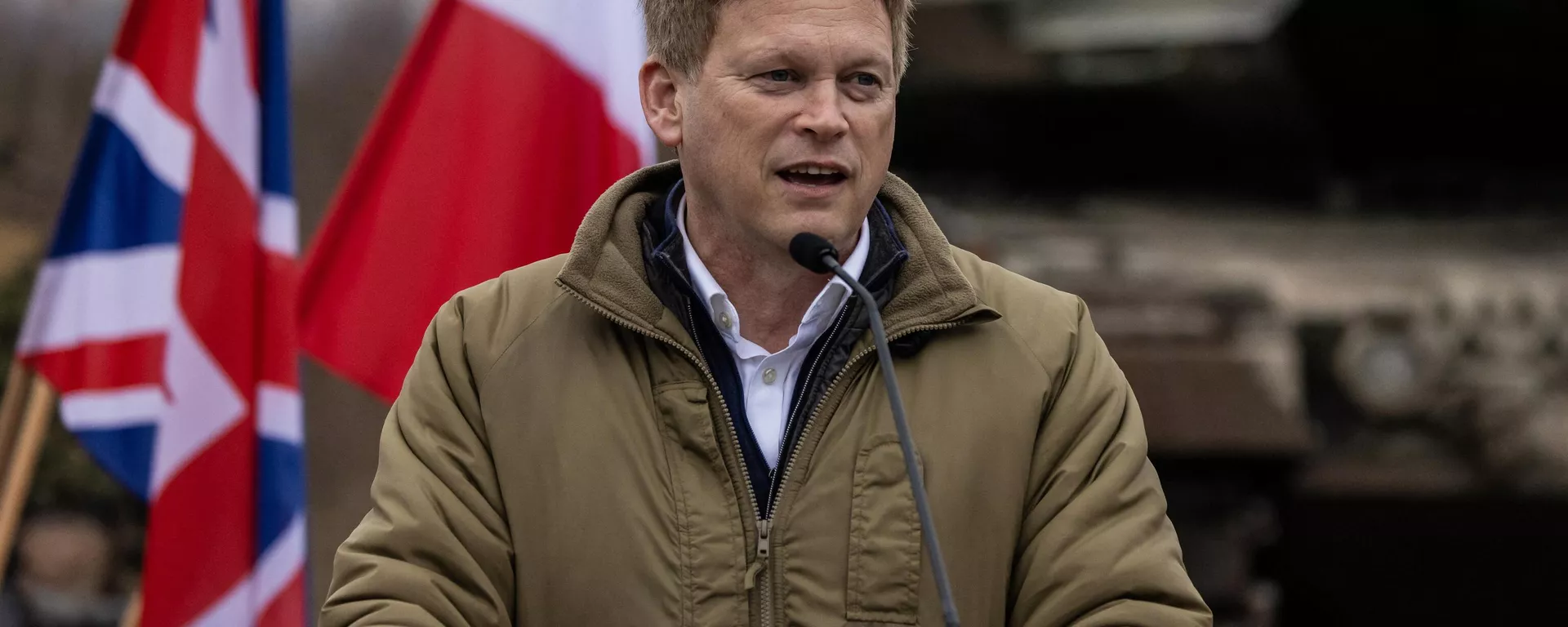 O secretário de Defesa da Grã-Bretanha, Grant Shapps, durante conferência de imprensa conjunta com o ministro da Defesa polonês após reunião em um complexo de treinamento militar próximo a Orzysz, no nordeste da Polônia, em 13 de março de 2024 - Sputnik Brasil, 1920, 14.05.2024