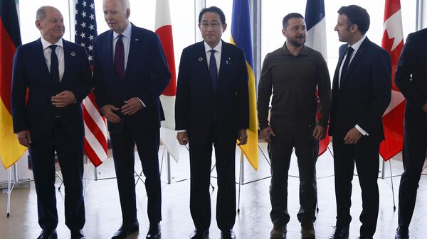 O chanceler da Alemanha, Olaf Scholz, o presidente dos EUA, Joe Biden, o primeiro-ministro do Japão, Fumio Kishida, o presidente da Ucrânia, Vladimir Zelensky, e o presidente da França, Emmanuel Macron, posam para uma foto de família durante a Cúpula dos Líderes do G7. Hiroshima, 21 de maio de 2023 - Sputnik Brasil
