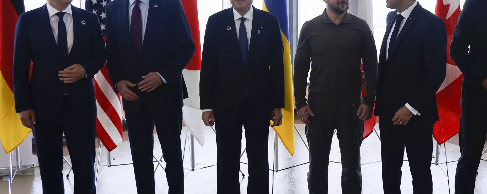 O chanceler da Alemanha, Olaf Scholz; o presidente dos EUA, Joe Biden; o primeiro-ministro do Japão, Fumio Kishida; o presidente da Ucrânia, Vladimir Zelensky; e o presidente da França, Emmanuel Macron, posam para uma foto de família durante a Cúpula dos Líderes do G7. Hiroshima, 21 de maio de 2023 - Sputnik Brasil, 1920, 14.05.2024