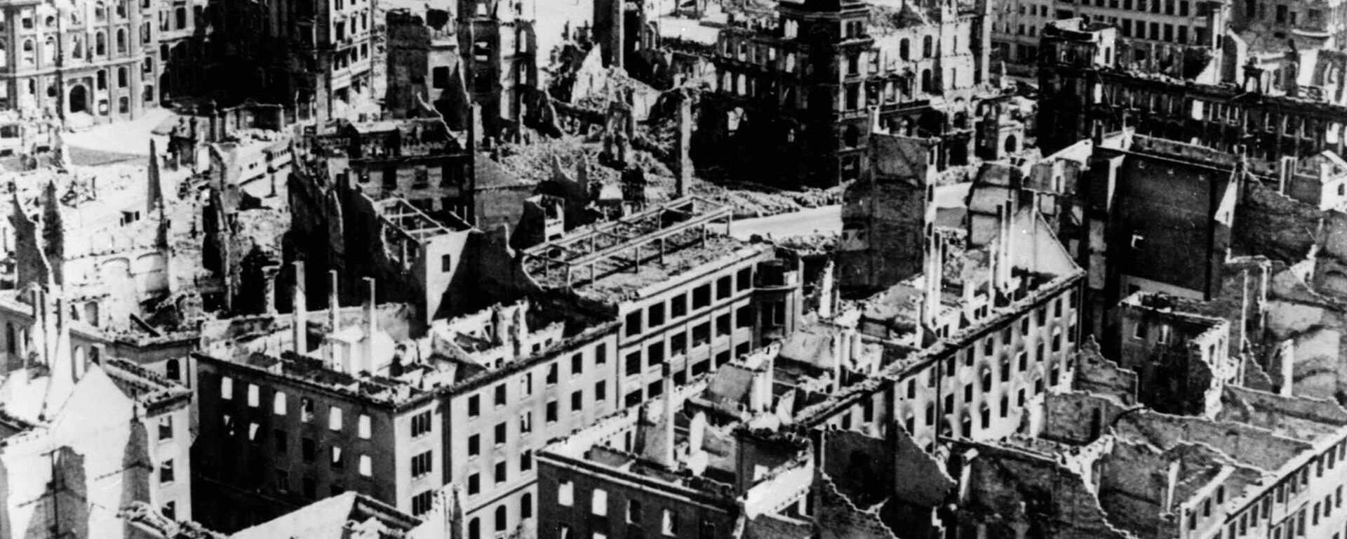 Cenário em Dresden, na Alemanha, após a demolição promovida pelos ataques aéreos das forças Aliadas em 13 e 14 de fevereiro de 1945, durante a Segunda Guerra Mundial. Três ondas de bombardeiros britânicos e norte-americanos destruíram o centenário centro barroco da cidade (foto de arquivo) - Sputnik Brasil, 1920, 14.05.2024