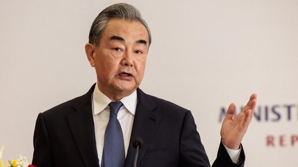 O ministro das Relações Exteriores da China, Wang Yi, fala durante uma entrevista coletiva após sua reunião bilateral com o ministro das Relações Exteriores da Indonésia, Retno Marsudi (não na foto), no escritório do Ministério das Relações Exteriores em Jacarta, em 18 de abril de 2024 - Sputnik Brasil