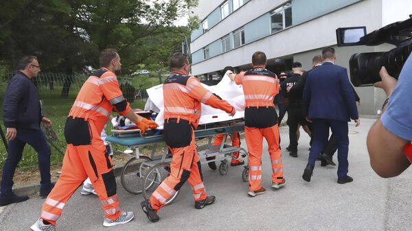 Equipes de resgate levam o primeiro-ministro eslovaco, Robert Fico, que foi baleado e ferido, a um hospital na cidade de Banska Bystrica, centro da Eslováquia, 15 de maio de 2024 - Sputnik Brasil