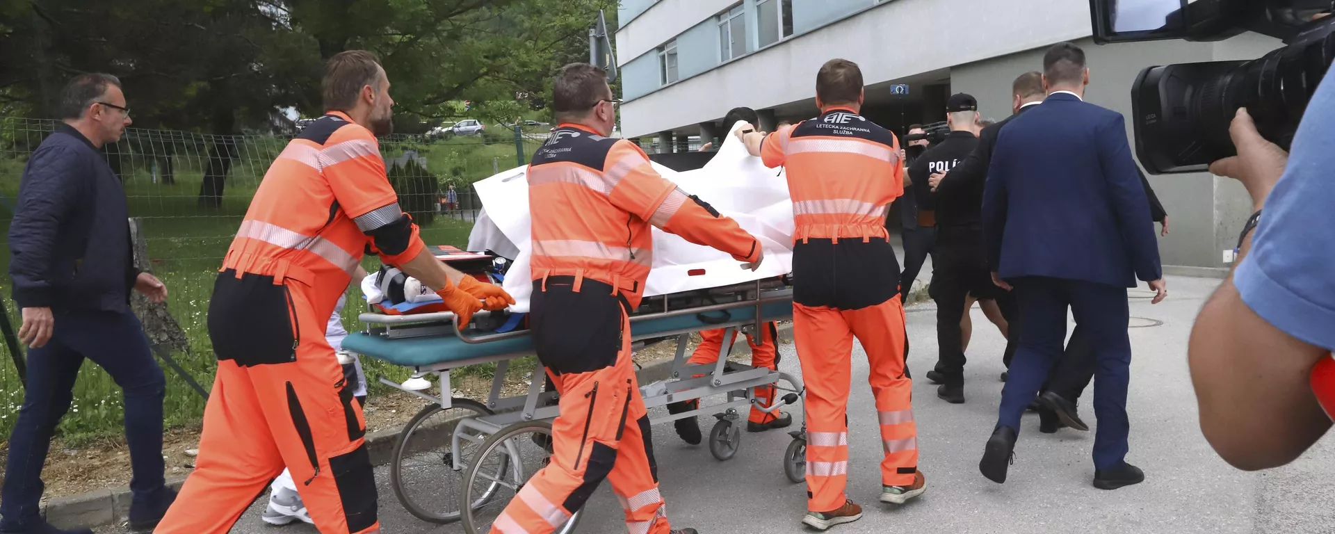Equipes de resgate levam o primeiro-ministro eslovaco, Robert Fico, que foi baleado e ferido, a um hospital na cidade de Banska Bystrica, centro da Eslováquia, 15 de maio de 2024 - Sputnik Brasil, 1920, 15.05.2024